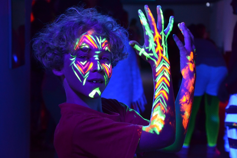 Soirée fluo, UV et lumière noire avec ALBEMA France - Albema France